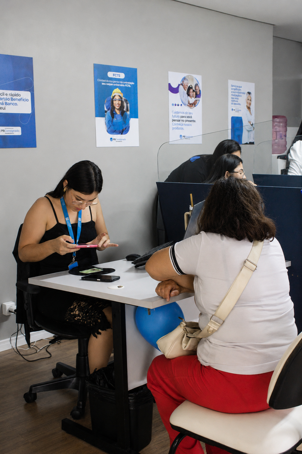 Consultora da Linea Promotora atendendo cliente